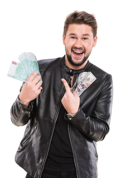 Młody przystojny mężczyzna w czarnej skórzanej kurtce trzymając dolara i e — Zdjęcie stockowe