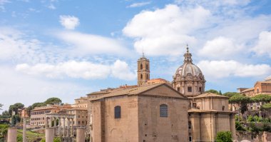 Roma, İtalya - 3 Mayıs 2019: Roma Forumu'nun bahar Roma'ya bakışı,