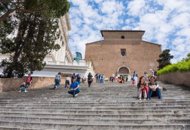Roma, İtalya - 3 Mayıs 2019: Ba'ya giden uzun ve geniş merdivenler