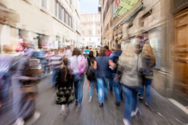 Cadde boyunca yoğun şehir insanlar. Kasıtlı Hareket Bulanıklığı