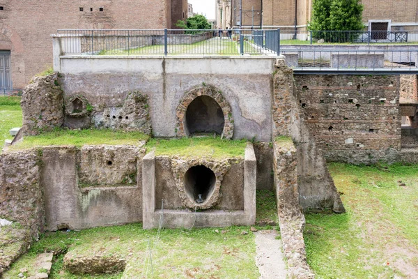 ROMA, ITALIA - 3 DE MAYO DE 2019: Restos de tuberías de alcantarillado antiguas en el —  Fotos de Stock
