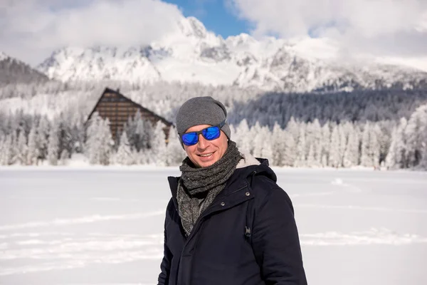 Portret młodego mężczyzny w górach zimowych — Zdjęcie stockowe