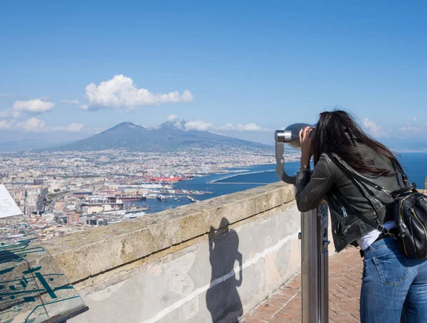 Kvinna som tittar på Coin operated kikare i Neapel, Italien — Stockfoto