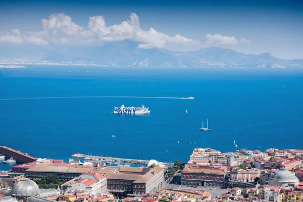 Napoli, İtalya - 2 Mayıs 2019: Naple şehrinin panoramik manzarası