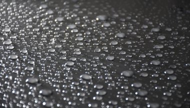 Metal yüzeydeki su damlalarının kapatılması web tasarımı için kullanılabilir