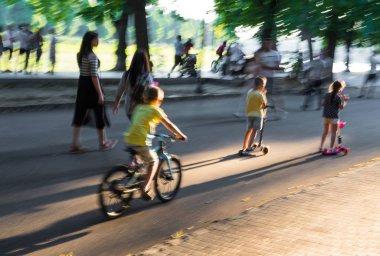 Yaz aylarında parkta insanların soyut bulanık arka plan. Defokus görüntüsü