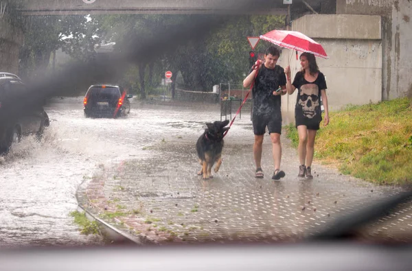 UZHHOROD, UCRANIA - 8 de julio de 2019: Lluvia fuerte en Uzhhorod, Ucrania —  Fotos de Stock