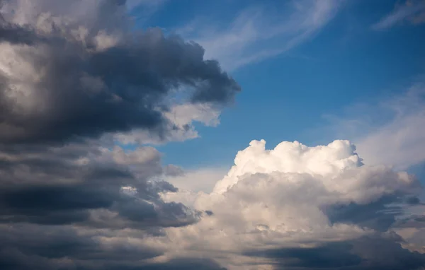 雲を持つ抽象的な自然の背景 — ストック写真