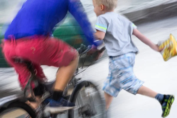 Gefährliche Radverkehrssituation auf der Straße. Vorsätzliche Falschmeldung — Stockfoto