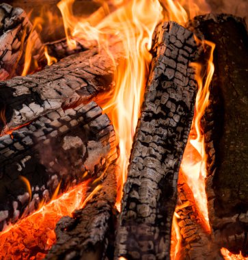 alevler siyah arkaplanda