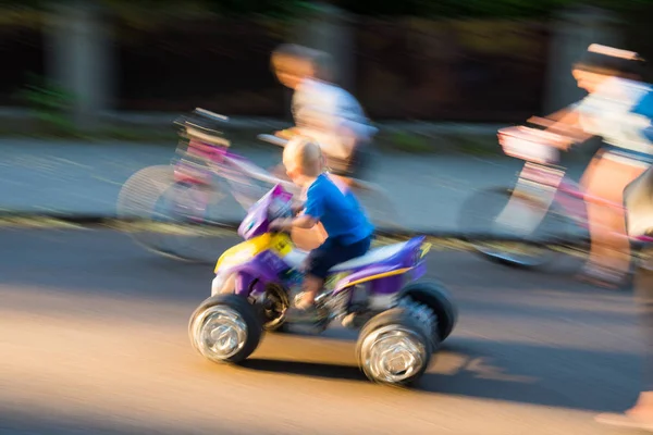 Children in the park in motion blur — Stock Photo, Image