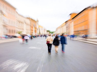 Cadde boyunca yoğun şehir insanlar. Kasıtlı Hareket Bulanıklığı