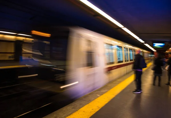 Silhoettes abstratas de passageiros no metrô. Movimento intencional — Fotografia de Stock