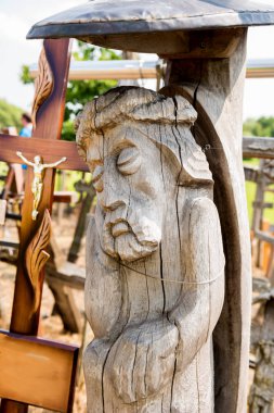 Siauliai, Litvanya - 28 Temmuz 2019: Eski ahşap heykeller yeniden