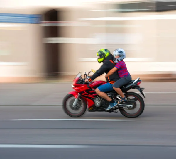 Motociclista em movimento descendo a rua. Motivo intencional — Fotografia de Stock