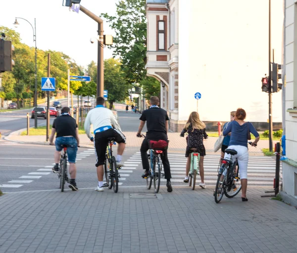 People crossing the street by bicycle — Stock Photo, Image