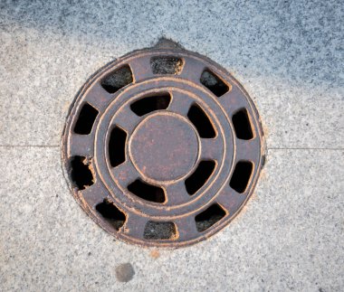 Kaldırım taşı yüzeyinde metal kapak