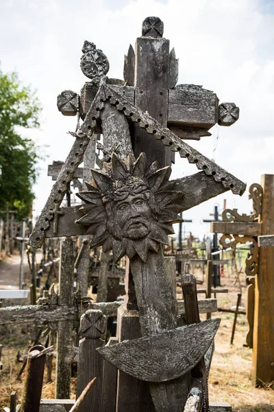 SIAULIAI, LITHUANIA - JULY 28, 2019: Old wooden sculptures on re — Stock Photo, Image