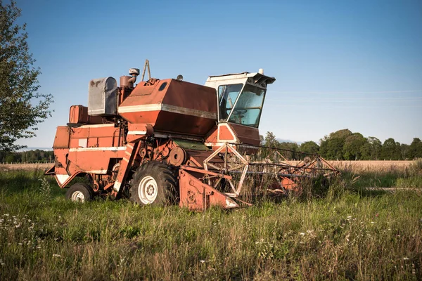 Old grain harvester in the field — Stock Photo, Image