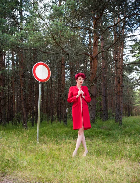Seminude piękna Ruda Kobieta w czerwonym płaszczu — Zdjęcie stockowe