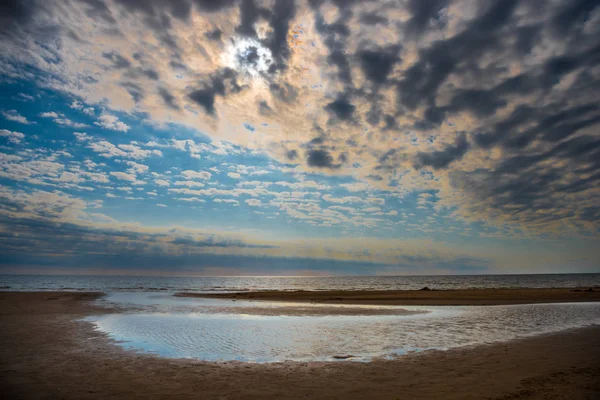 Zonsondergang over het strand aan de Baltische Zee — Stockfoto