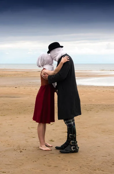 Пара поцелуев с полностью закрытыми головами — стоковое фото