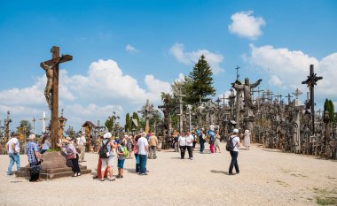 Siauliai, Litvanya - 28 Temmuz 2019: Crosses Tepesi eşsiz