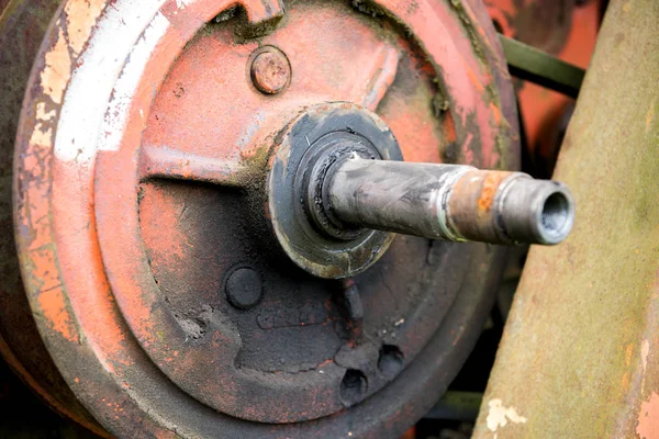 Detalle de la mecánica de una máquina industrial combine harves —  Fotos de Stock