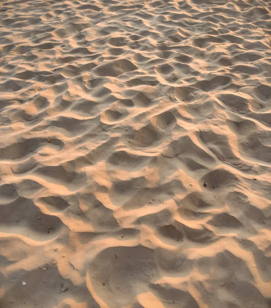 Ondas en textura de fondo de arena húmeda. Playa arena fondo —  Fotos de Stock