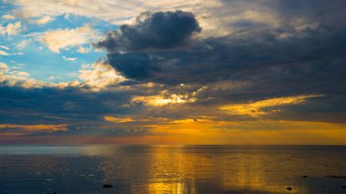 Sahilde Baltık Denizi üzerinde şaşırtıcı günbatımı