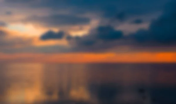 Soyut bulanık deniz manzara ve bulutlu gökyüzü arka plan — Stok fotoğraf