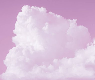 Gökyüzünde beyaz kümülüs bulutları