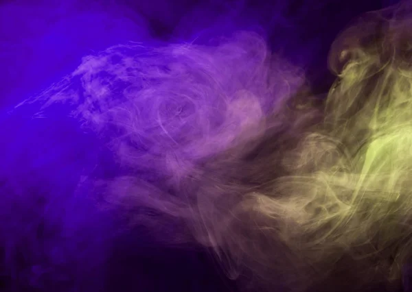 Humo abstracto sobre un fondo oscuro. Movimiento de humo de color —  Fotos de Stock