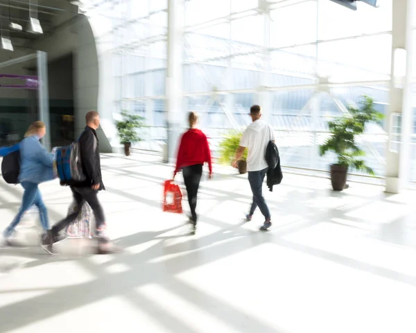 Transportconcept. Abstracte wazig in luchthaven terminal — Stockfoto