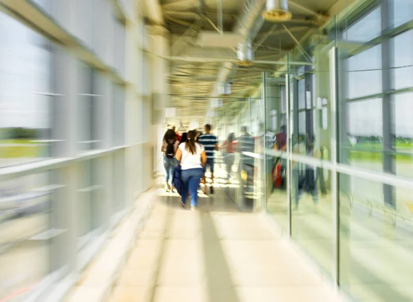 Concetto di trasporto. Astratto sfocato nel terminal dell'aeroporto — Foto Stock