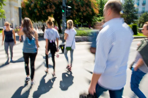 Gente di citta 'impegnata che percorre la strada. Sfocatura intenzionale del movimento — Foto Stock