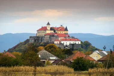 Mukachevo 'daki Munkacs Kalesi veya Palanok Kalesi