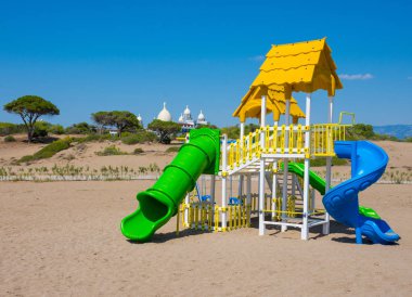 Deniz kıyısındaki renkli oyun alanı