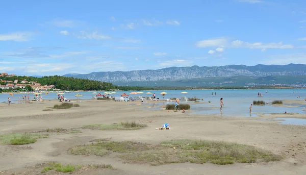 Krk, Chorvatsko - 2. července 2014: Zdravá bahnitá pláž v Cizici Soline o — Stock fotografie