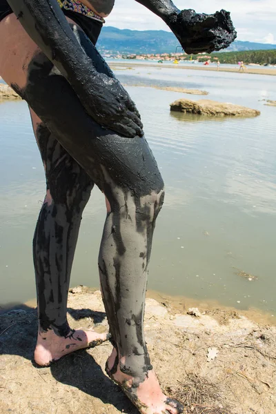Mulher aplicando argila cura preta — Fotografia de Stock