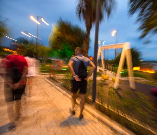 Занятые городские жители, идущие по улице вечером — стоковое фото