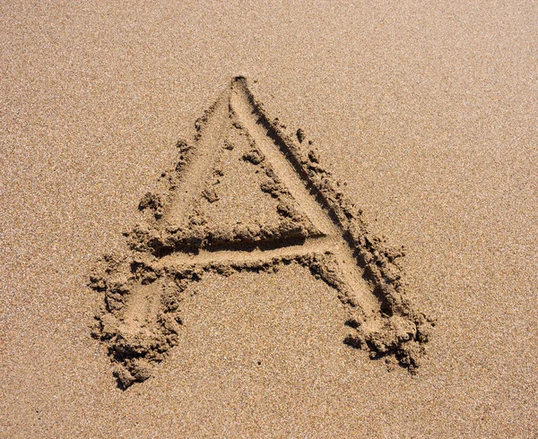 Γράμμα Αλφαβήτου Ένα χειρόγραφο γραμμένο στην άμμο στην παραλία — Φωτογραφία Αρχείου