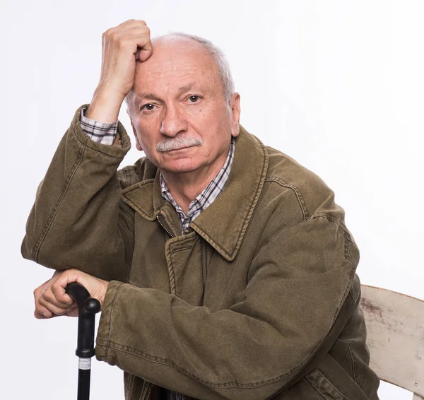 椅子に座って杖を持つ悲しい孤独な老人 — ストック写真