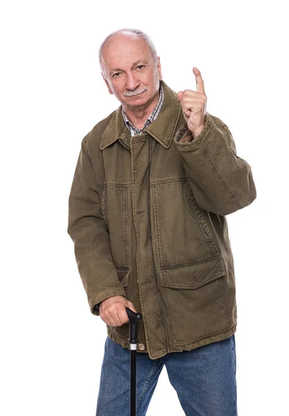 Irritado homem idoso com uma bengala apontando para cima — Fotografia de Stock