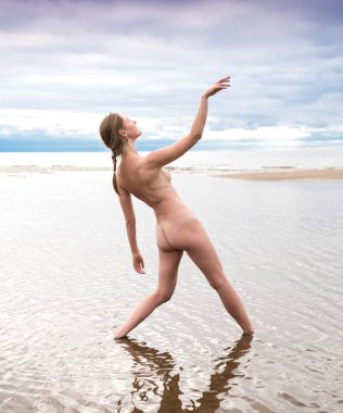 Güzel genç seksi çıplak kadın denizde poz