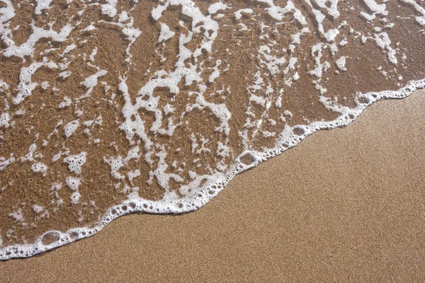 Fermer les vagues d'eau de mer avec des bulles — Photo