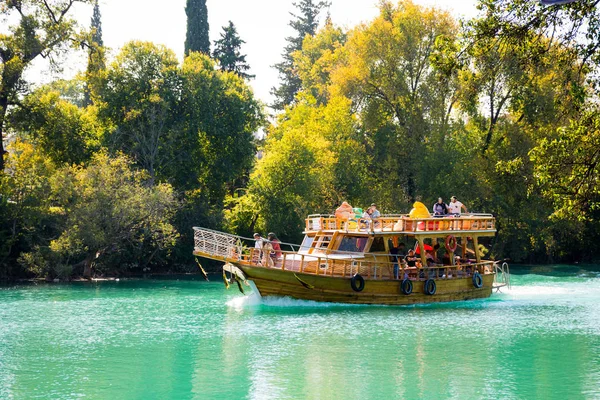 MANAVGAT, TURKEY - SEPTEMBER 19, 2019: Pirate ship on the water — 스톡 사진