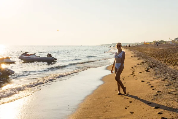 Adolescente chica posando en la playa — Foto de Stock