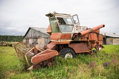 Tarlada eski tahıl hasat makinesi