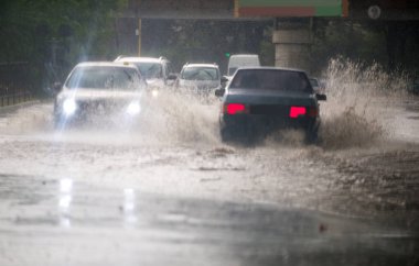  Şiddetli yağmurlardan sonra şehrin caddesi sular altında kaldı